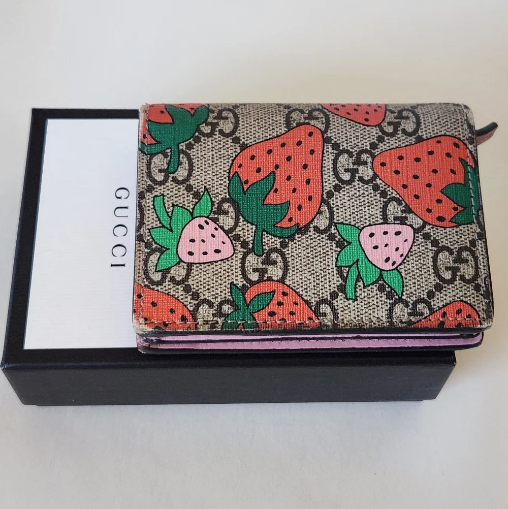Gucci Beige GG Canvas Wallet with Red & Green Strawberry Print - Picture 3 of 13